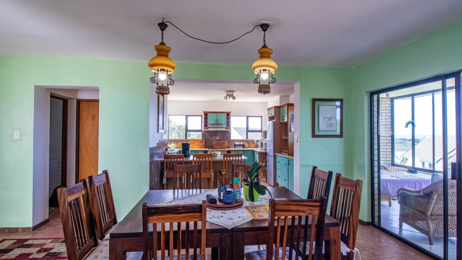 4 Bedroom Property for Sale in Cove Rock Eastern Cape